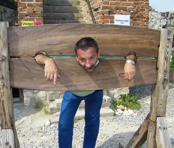 Walizka i mapa – motyw podróży